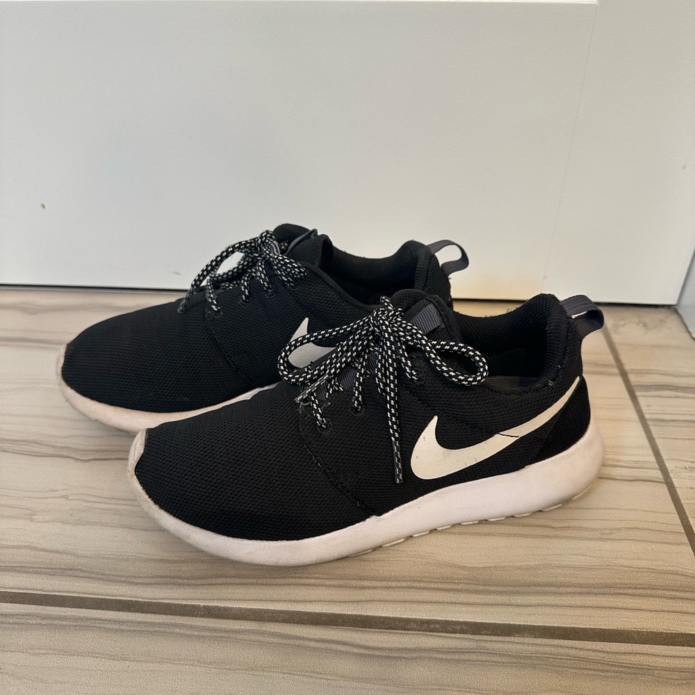 Roshe Run Black & White Nikes